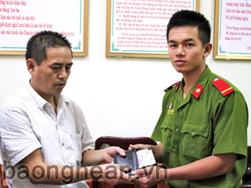Nhặt được 11 triệu đồng, công an trả lại người mất