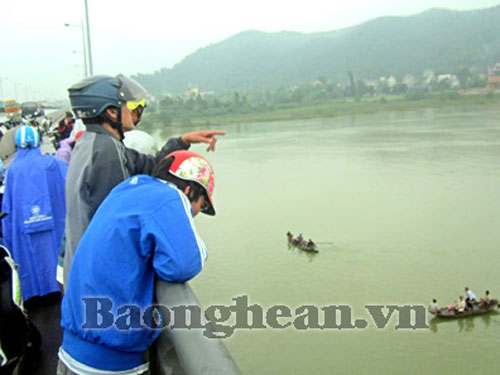 Nam thanh niên nhảy cầu Bến Thủy tự vẫn