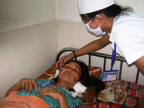 Đánh ghen tập thể, rạch mặt “tình địch”