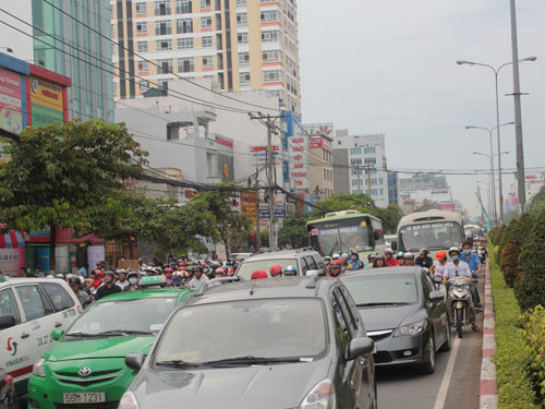 Cháy pa-nô quảng cáo, đường Cộng Hòa kẹt cứng