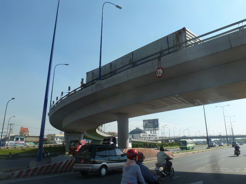 Lật container trên cầu vượt, hàng trăm người thót tim