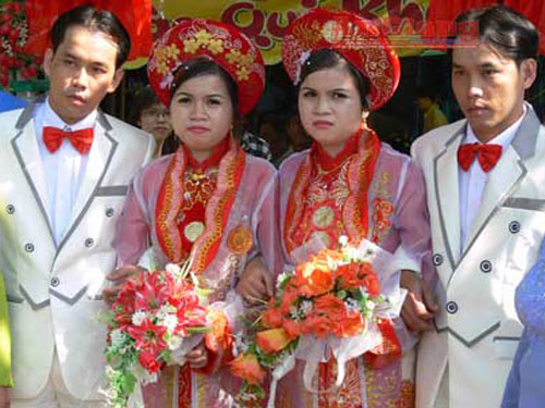 Ngọt ngào đám cưới song sinh