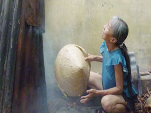 Người dân hun khói đuổi chim yến