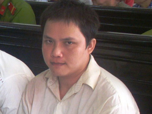 Chuốc rượu bạn gái để đồng bọn “hành sự”
