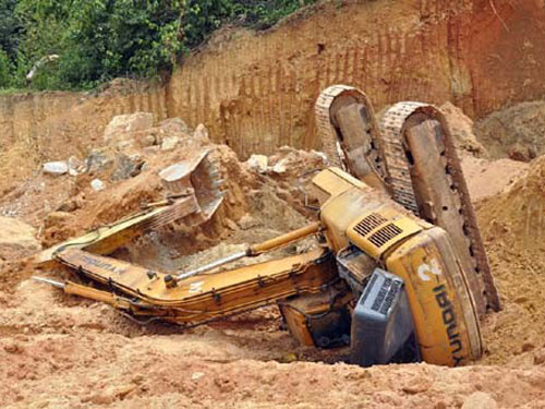 Lật máy xúc, 1 công nhân tử nạn