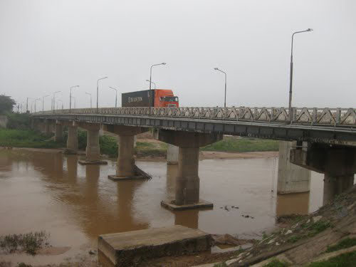 Bị ép học quá sức, một nữ sinh nhảy cầu tự tử