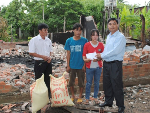 Thắp nến, cháy rụi cả tiệm áo cưới