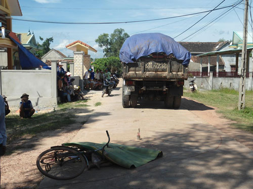 Bé trai tử vong trên đường đi mua quà sáng