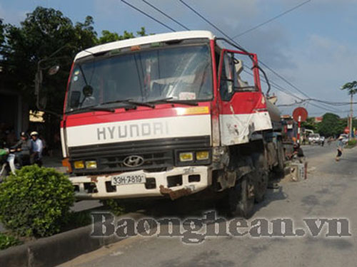 Né tai nạn, tài xế xe bồn bị thương nặng