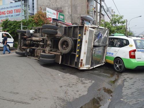 Đón taxi, bị xe tải lật đè