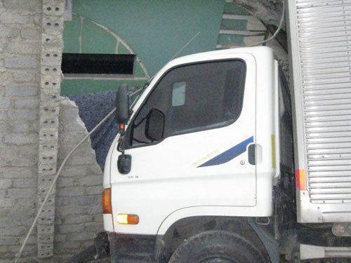 Ngủ gật, tài xế đưa mình vào cấp cứu