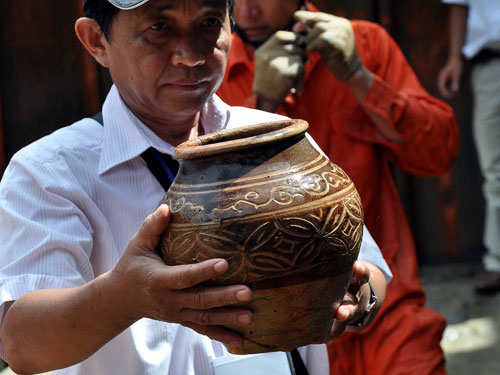 H&agrave;ng trăm cổ vật được vớt l&ecirc;n từ t&agrave;u cổ
