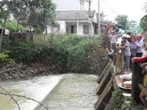 Trộm xong xe, bị nước mưa cuốn xuống cống!