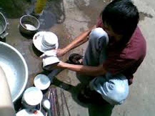 Đang rửa chén, bị anh rể đâm chết