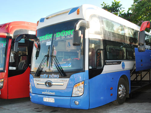 Xe khách liên tục bị ném đá trên đường Hồ Chí Minh