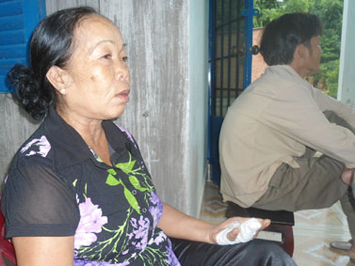 Đòi chia tài sản, con gái bẻ gãy tay mẹ