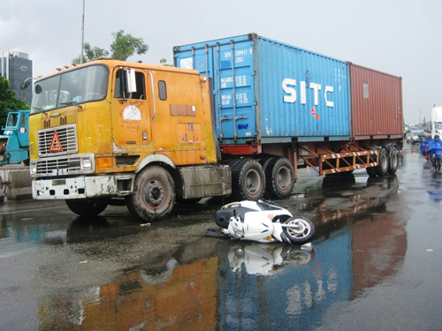 Va quẹt với xe container, một phụ nữ bị cán nát chân