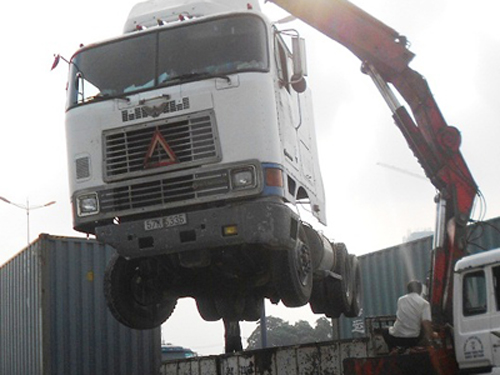 Container đâm dải phân cách, Xa lộ Hà Nội kẹt cứng