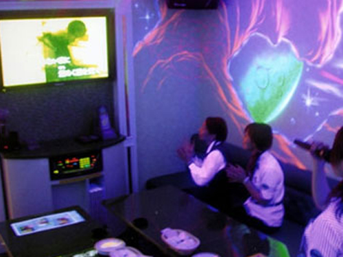 Nhân viên quán karaoke đâm chết khách