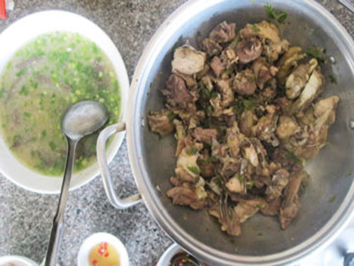 Hấp dẫn, lạ miệng với món “gà đổ mồ hôi”