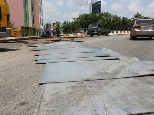 Hàng chục tấm thép tuôn xuống đường, xe con mang họa