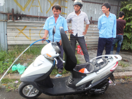 TPHCM: Xe tay ga phát cháy, một phụ nữ vứt xe tháo chạy