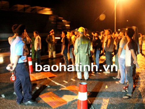 Bất chấp kiểm tra, hàng trăm xe quá tải “liều mình” vượt trạm