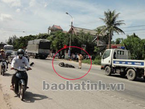 Băng qua đường, một người bị xe tải cán chết