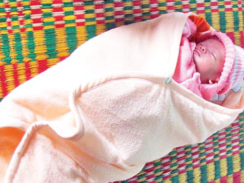 Một bé gái bị bỏ rơi tại vườn chuối