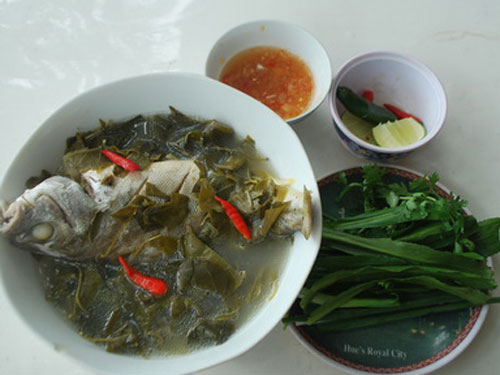 Về Sa Huỳnh ăn canh cá căn nấu với lá giang