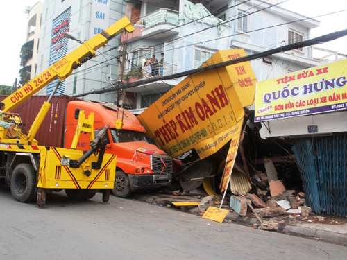 Container tông sập nhà, 10 người thoát chết