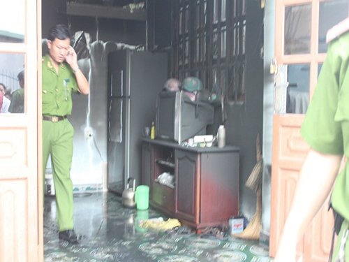 Cháy nhà, hai chị em chết ngạt