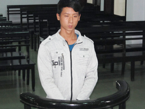 Chém công an, bị tù 12 tháng