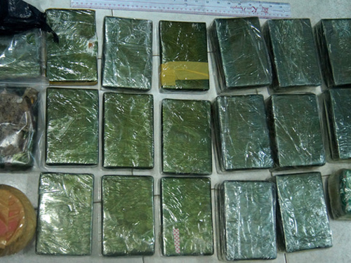 Bắt 3 người vận chuyển 32 bánh heroin trong đêm