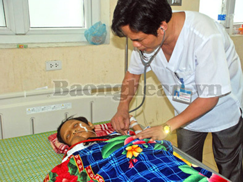 Mẹ hái lá trị bệnh, bé 10 tuổi suýt chết