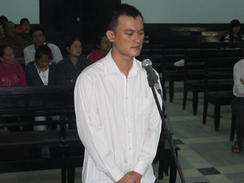 "Nướng" hơn 2,1 tỉ của công ty vào bóng đá rồi đi tù