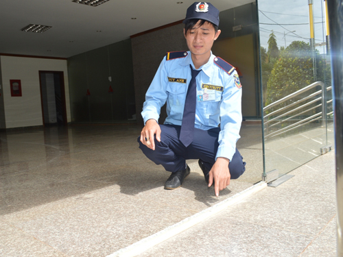Kính nổ khi đang phơi nắng, bé 7 tháng tuổi bị thương