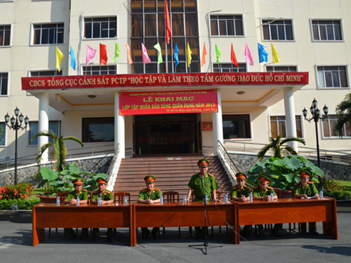 Huấn luyện cảnh sát bắn đạn thật