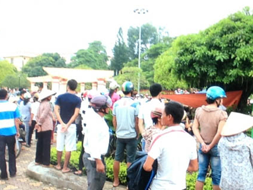 Một người treo cổ trên cây tại công viên