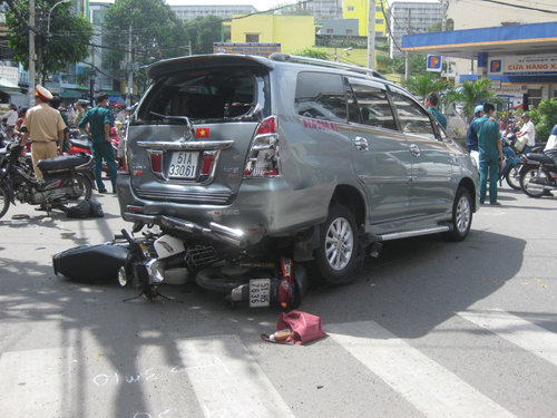 De xe ẩu, làm 2 người bị thương nặng