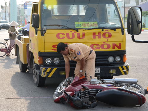 Xe cứu hộ tông xe máy, một em bé nguy kịch