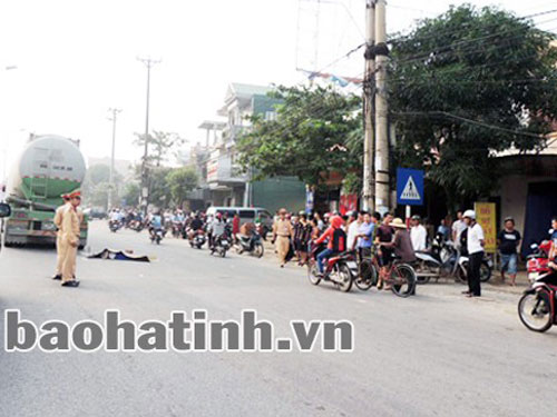Lao vào xe đầu kéo, 1 nam thanh niên tử vong