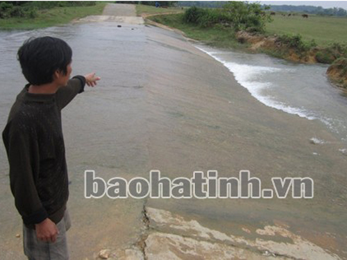 Dũng cảm cứu người trong dòng lũ xiết