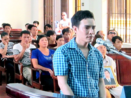 Nuôi hận mẹ bị đánh, giết chết cha dượng