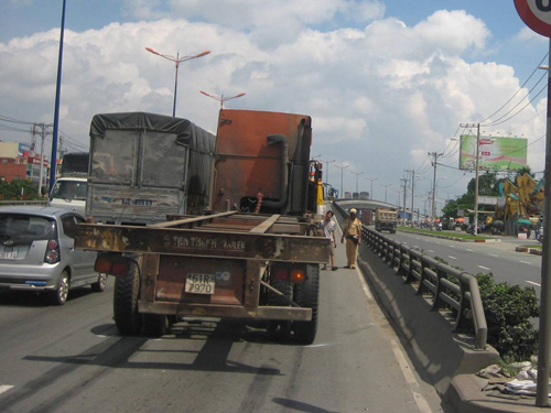 Bất ngờ lao vào xe đầu kéo, một người thoát chết thần kỳ