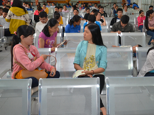 Ngày đầu bán vé tàu Tết: Không phải chầu chực, chen lấn