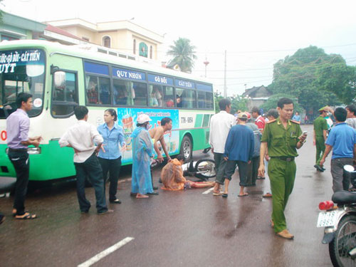 Mô tô va chạm xe buýt, một cụ già bị cán gãy chân