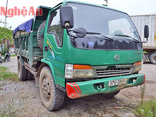 Bất cẩn khi qua đường, cụ già bị xe tải đâm tử vong