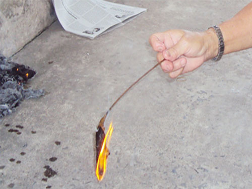 Cá khô đốt cháy như cao su