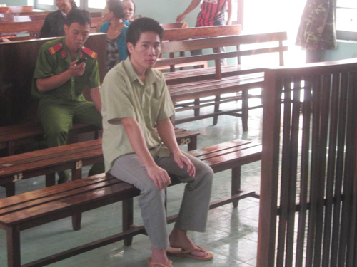 Không cho bán xe, đâm em, giết mẹ